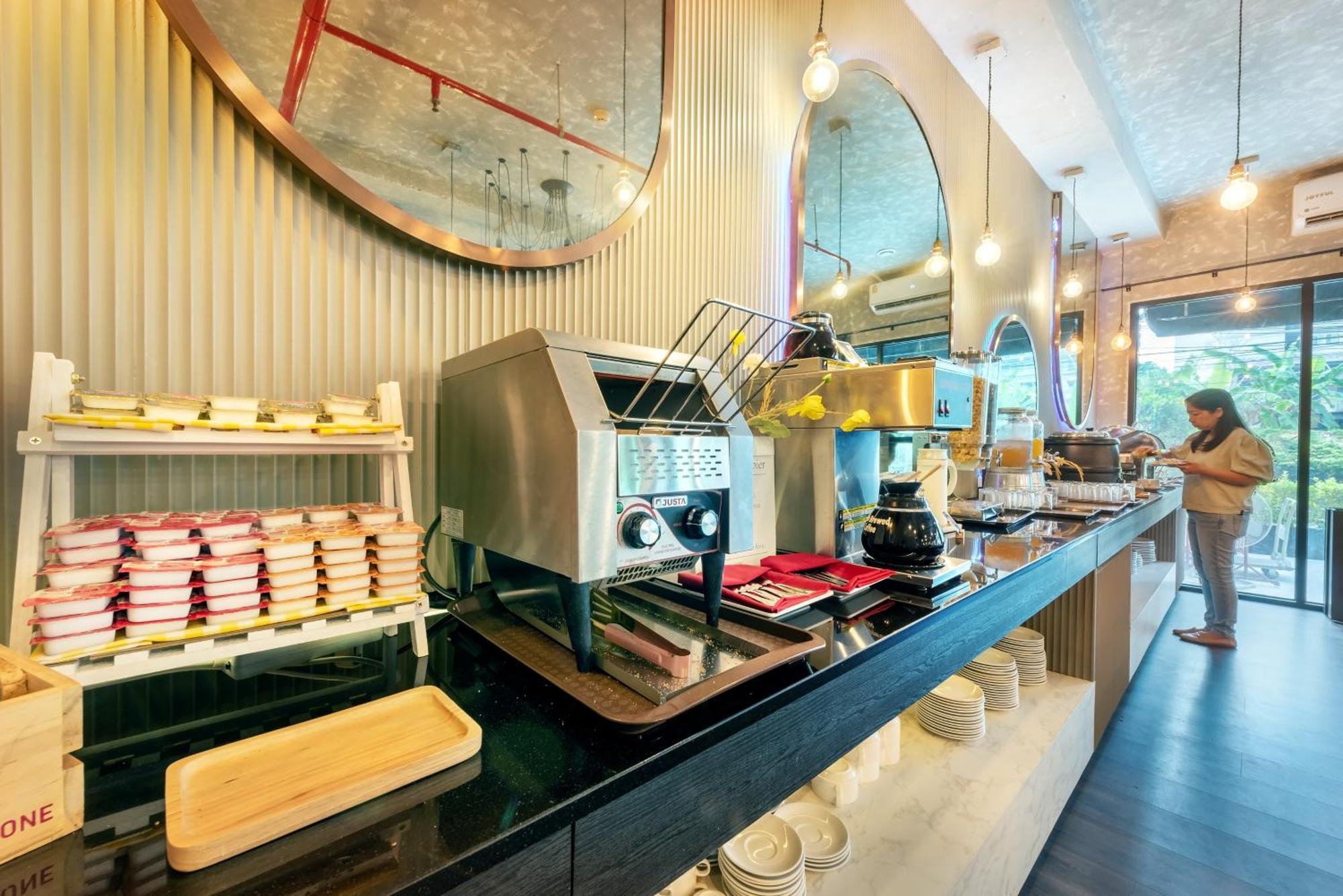 Qiu Hotel Sukhumvit Sha Plus Bangkok Bagian luar foto
